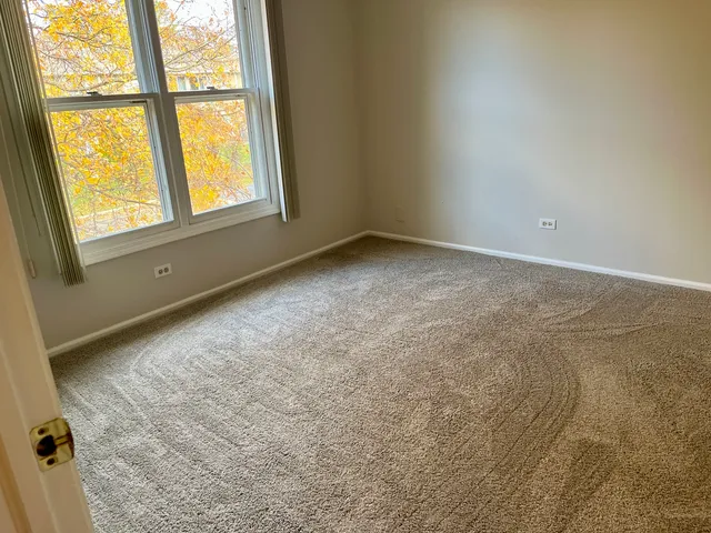 $2,400 | 240 Southwick Court, Unit 240, Vernon Hills, IL 60061