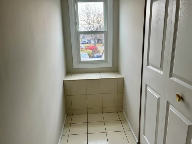 $2,400 | 240 Southwick Court, Unit 240, Vernon Hills, IL 60061