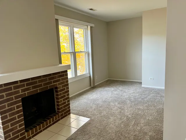 $2,400 | 240 Southwick Court, Unit 240, Vernon Hills, IL 60061