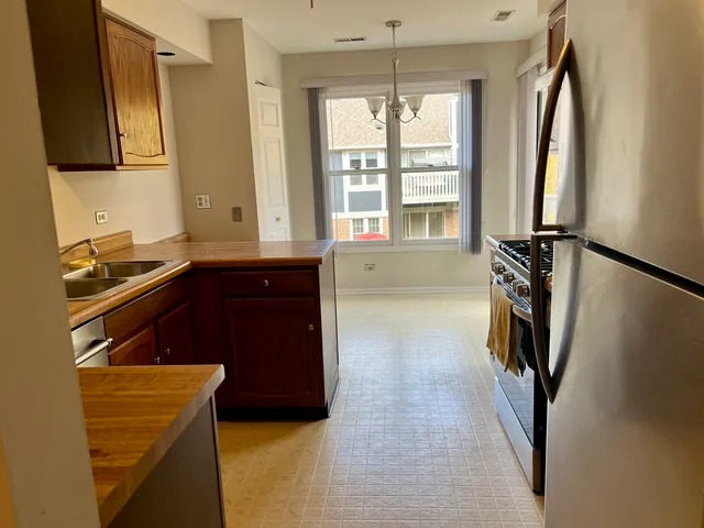 $2,400 | 240 Southwick Court, Unit 240, Vernon Hills, IL 60061