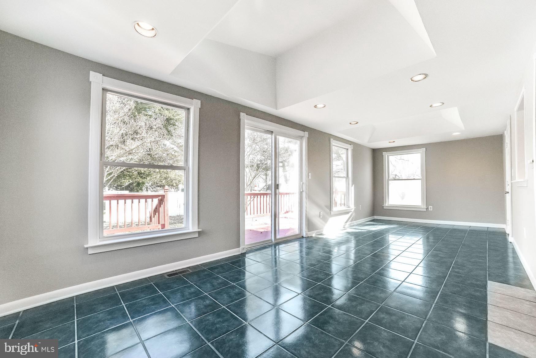 17698 St Inigoes Road St. Inigoes, MD 20684 - Photo 30 of 40 Spacious and bright sun room.