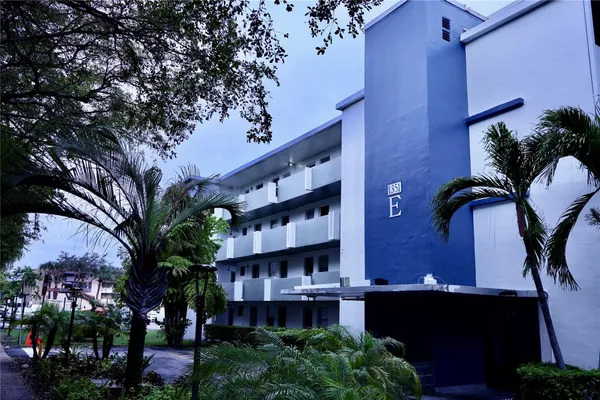$2,200 | 1351 Northeast 191st Street, Unit E217, Miami, FL 33179