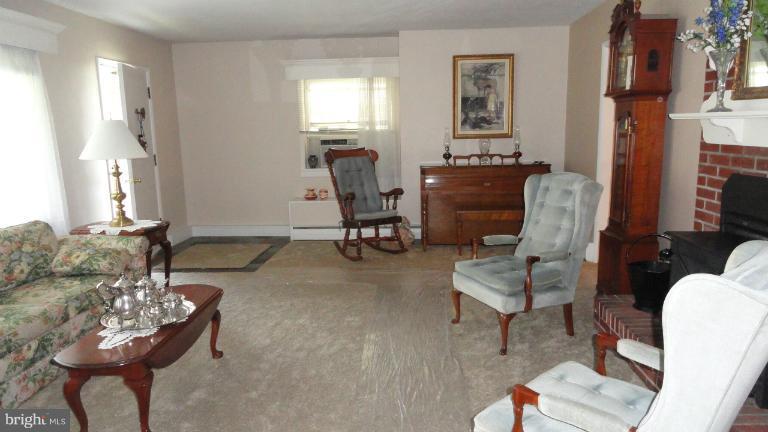11302 Manse Road Hagerstown, MD 21740 - Photo 16 of 29 Living Room