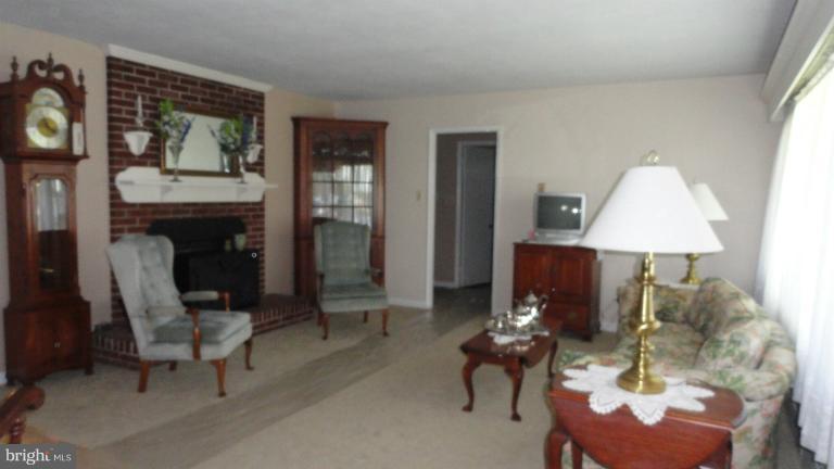 11302 Manse Road Hagerstown, MD 21740 - Photo 7 of 29 Living Room
