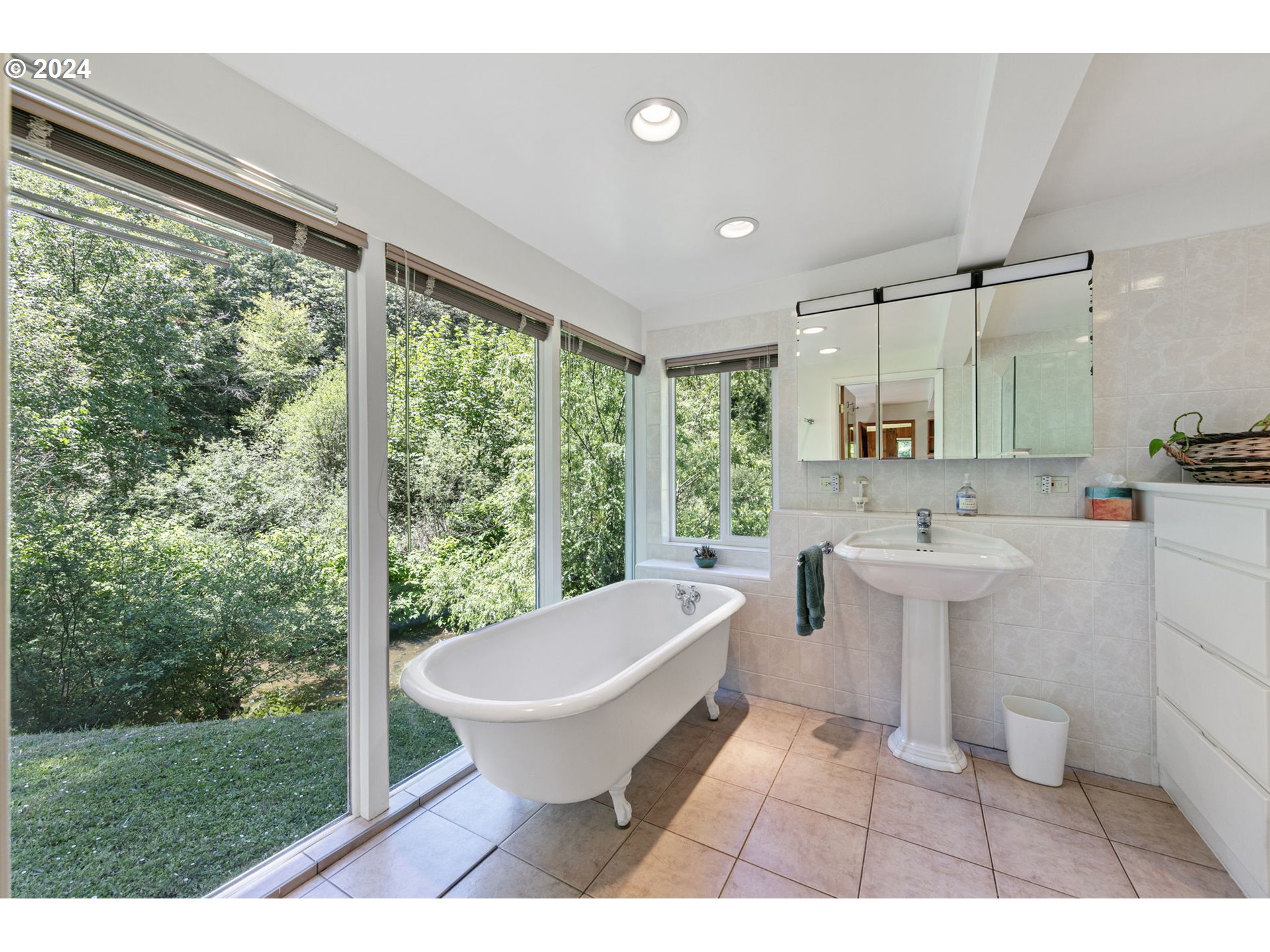 1610 Sand Creek Road Drain, OR 97435 - Photo 16 of 35 Bathroom