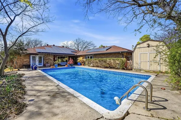 a view of a house with a backyard