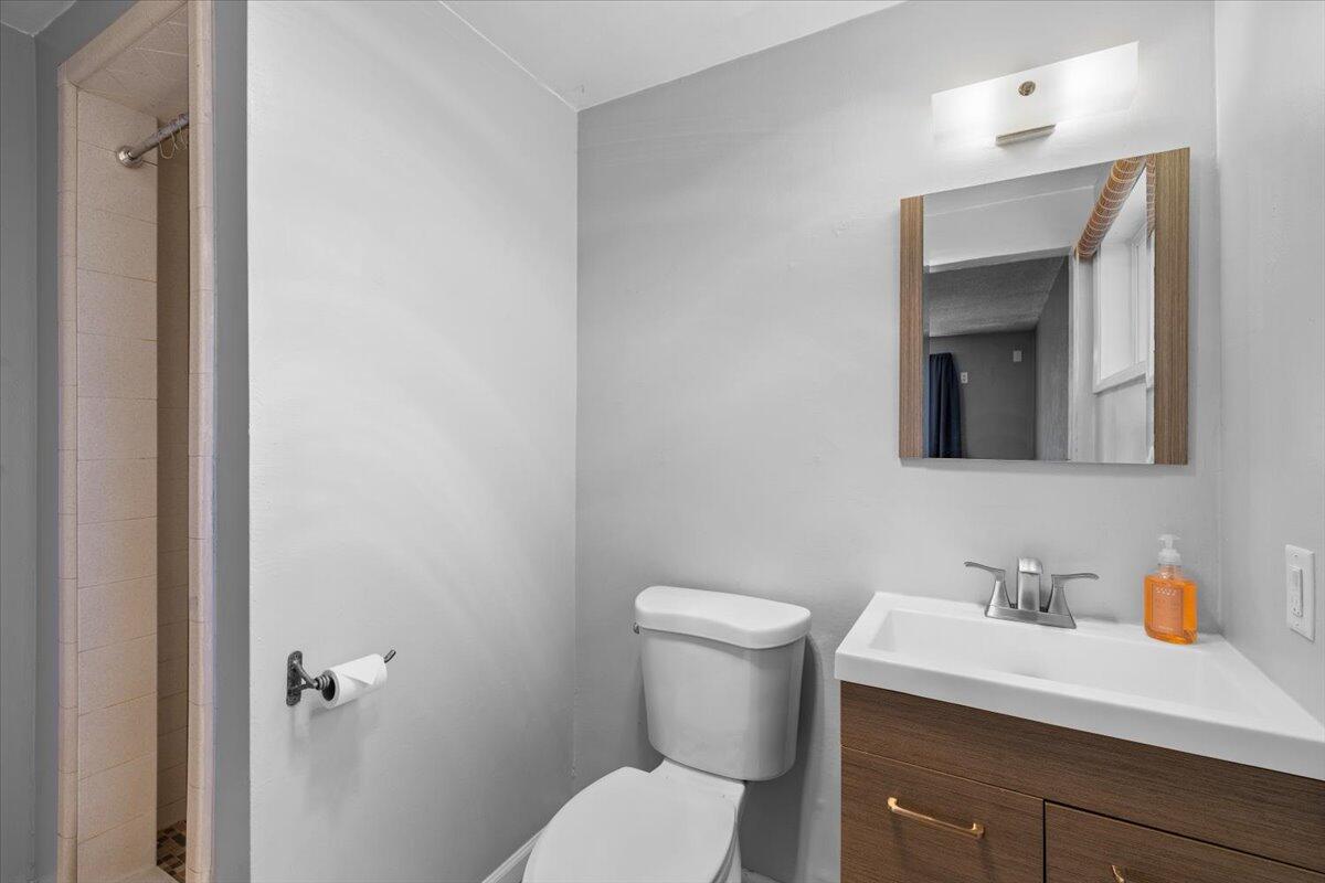 113 Houston Road Phoenix, OR 97535 - Photo 21 of 29 a bathroom with a toilet sink vanity and mirror
