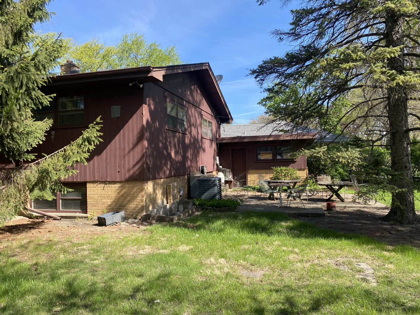 500 Kin Court Wilmette, IL 60091 - Photo 2 of 12 a view of back yard of the house