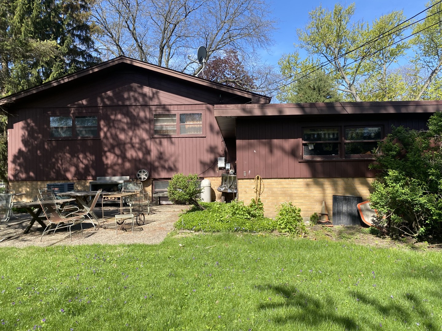 500 Kin Court Wilmette, IL 60091 - Photo 3 of 12 a view of a backyard with table and chairs and potted plants
