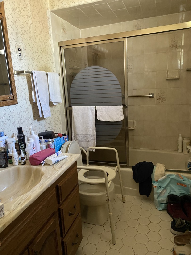 500 Kin Court Wilmette, IL 60091 - Photo 7 of 12 a bathroom with a sink and a mirror