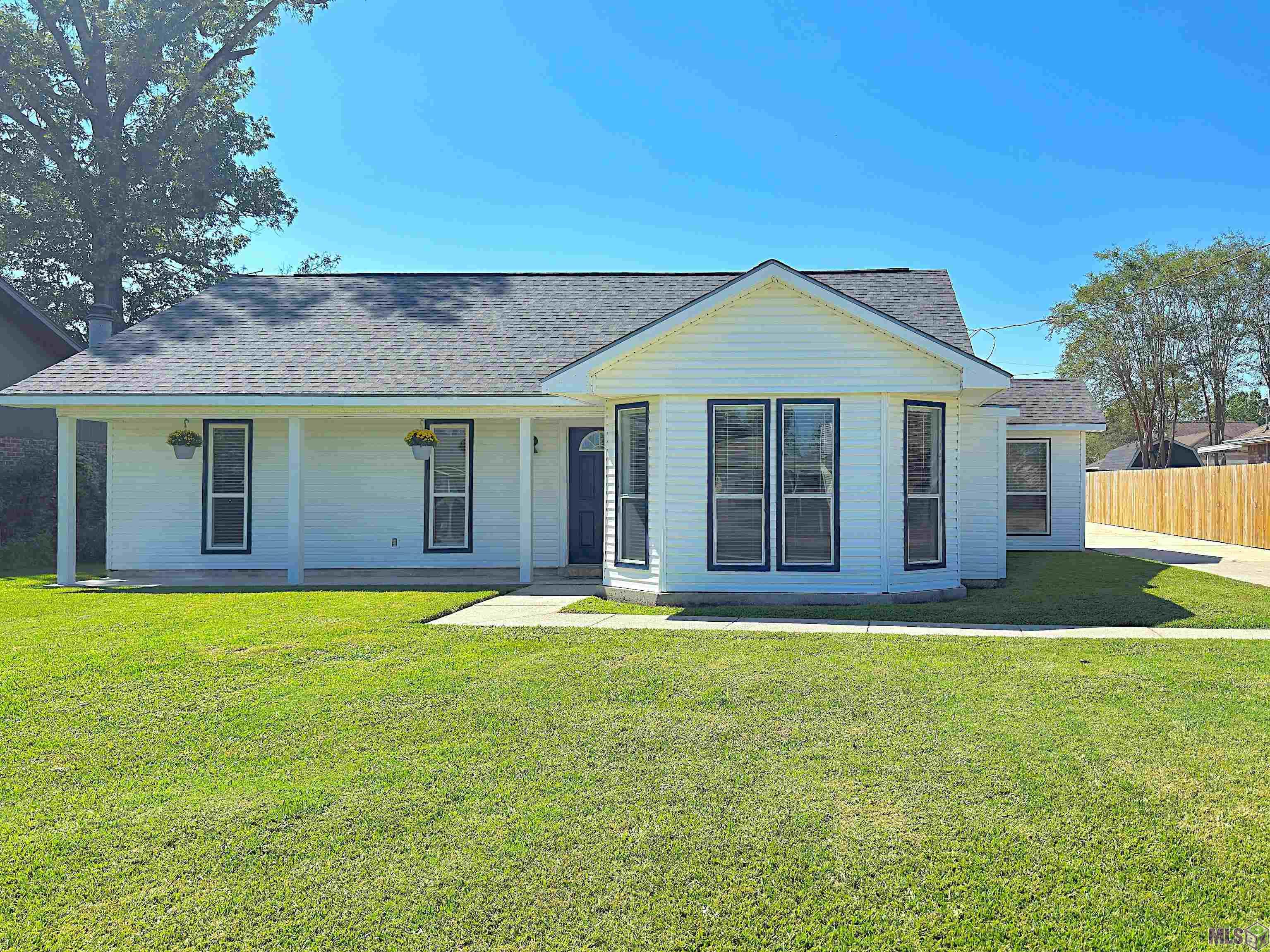 18527 Perkins Oak Road Prairieville, LA 70769 - Photo 1 of 25 Gallery Image 1