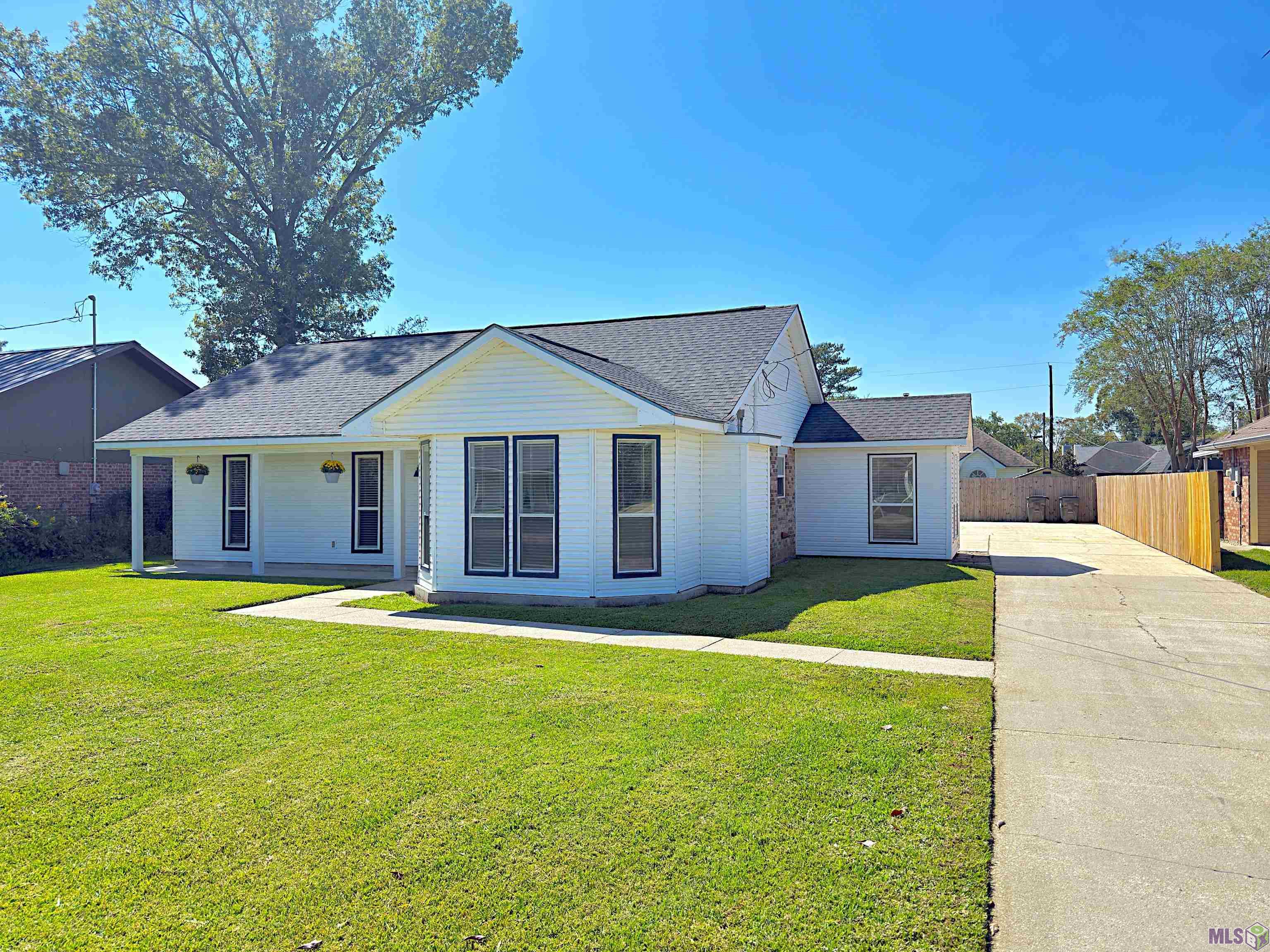 18527 Perkins Oak Road Prairieville, LA 70769 - Photo 3 of 25 Gallery Image 3