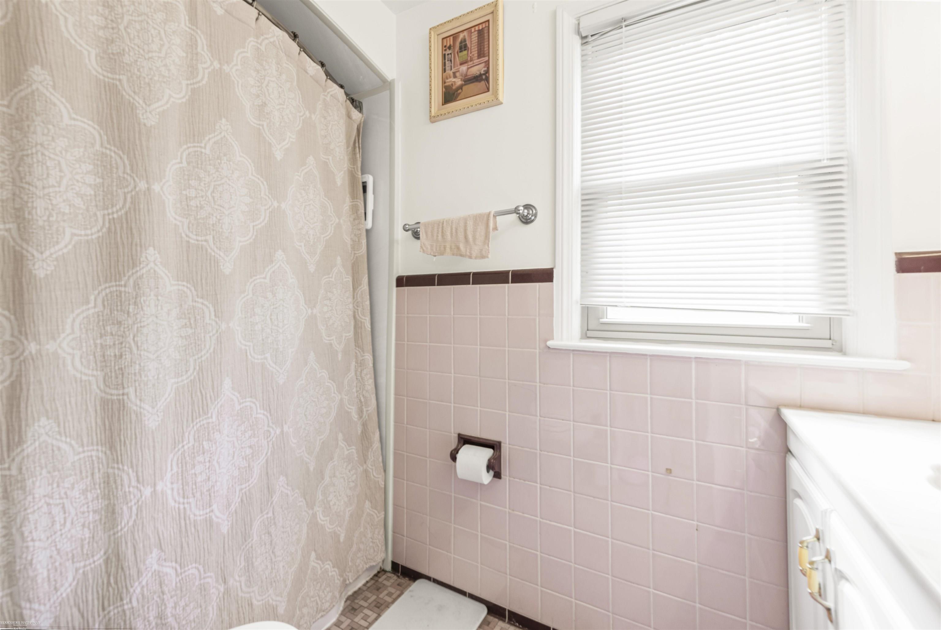 1597 Newcastle Road Grosse Pointe, MI 48236 - Photo 17 of 31 50192074-3bff60c1-8c38-4681-b53b-5394d0154279.JPG