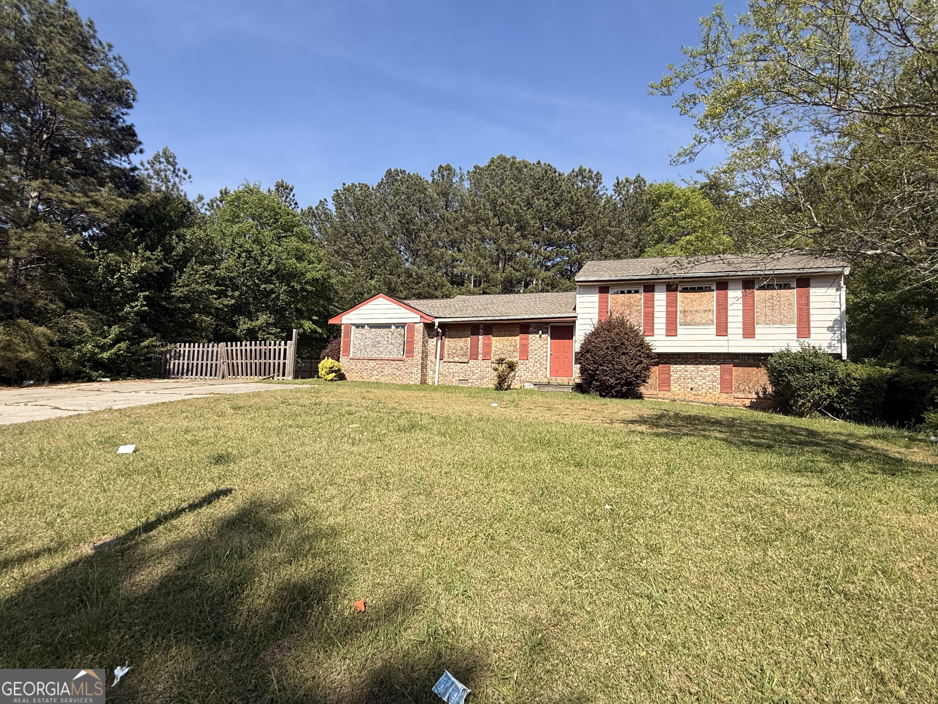 6750 Maddox Road Morrow, GA 30260 - Photo 4 of 11 a front view of a house with garden