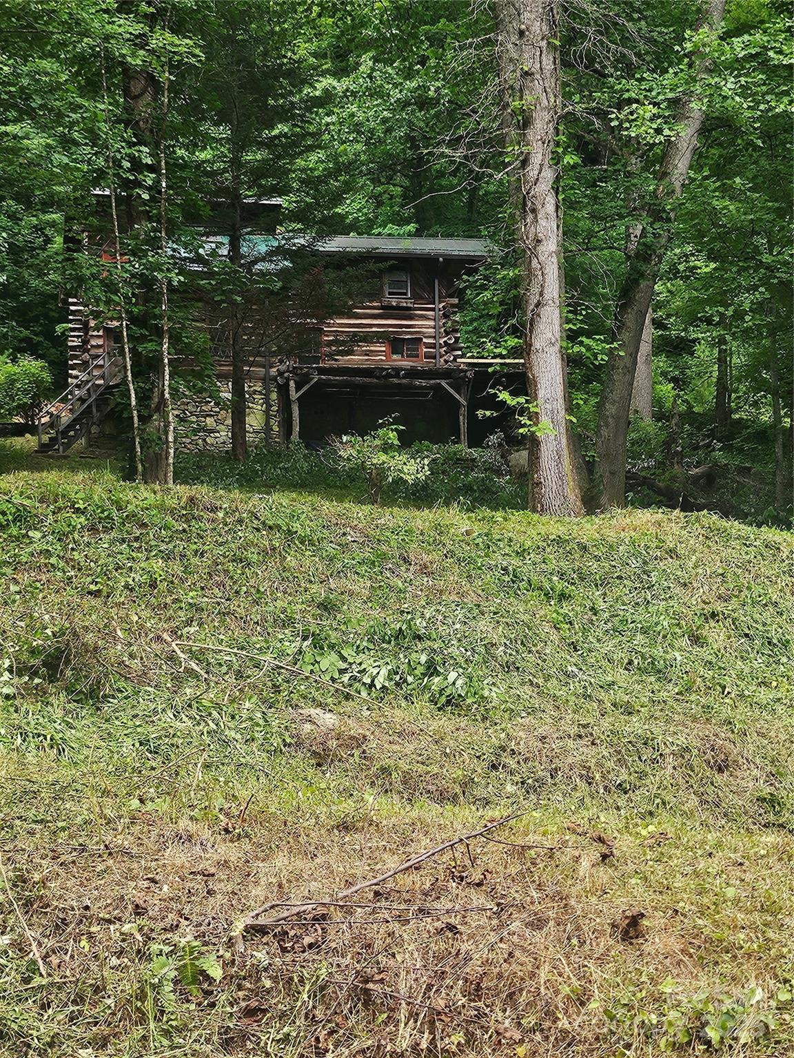 1710 Roaring Fork Road Mars Hill, NC 28754 - Photo 9 of 20 a backyard of a house with table and chairs