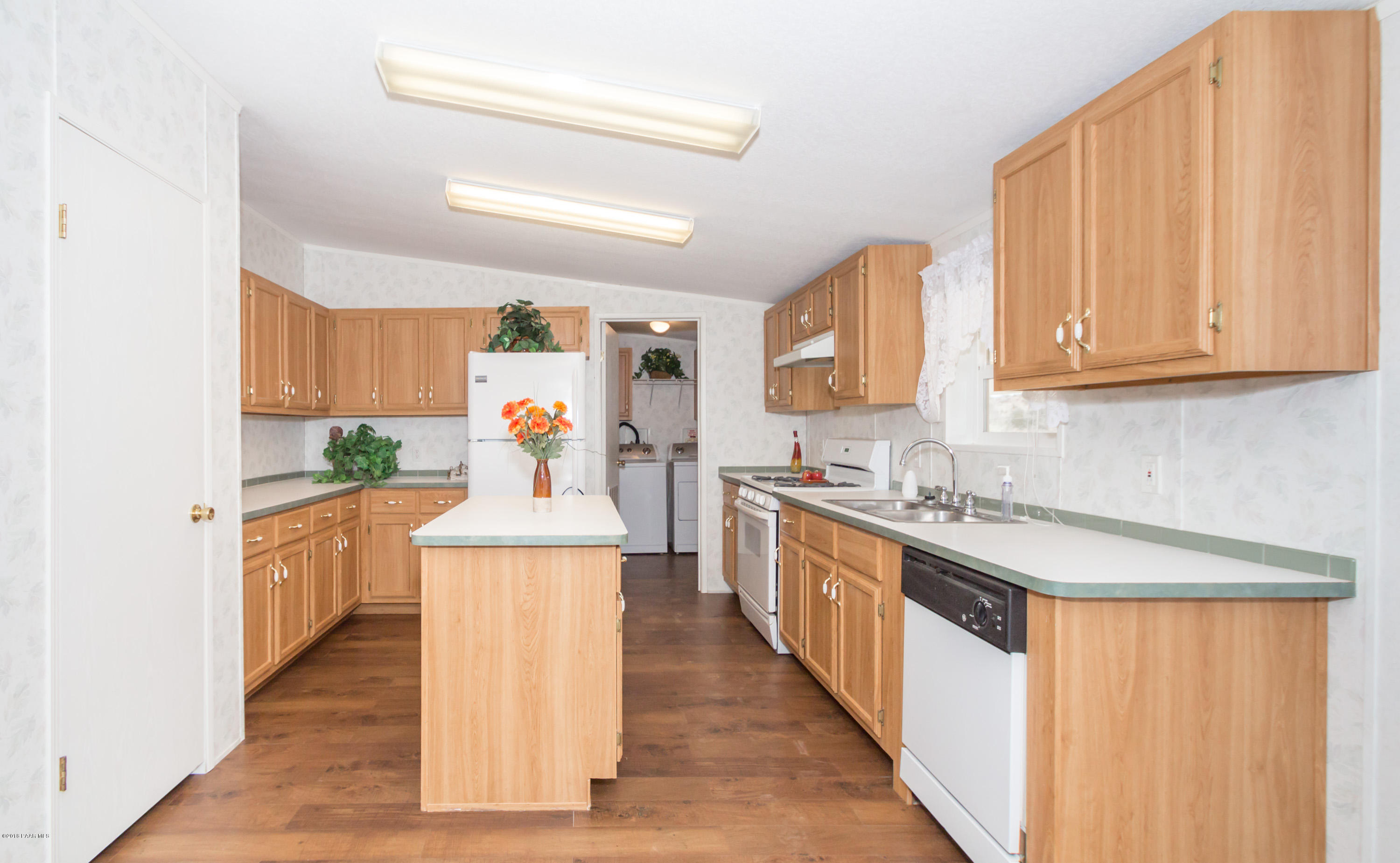 11600 South Hackberry Road Mayer, AZ 86333 - Photo 5 of 21 Kitchen