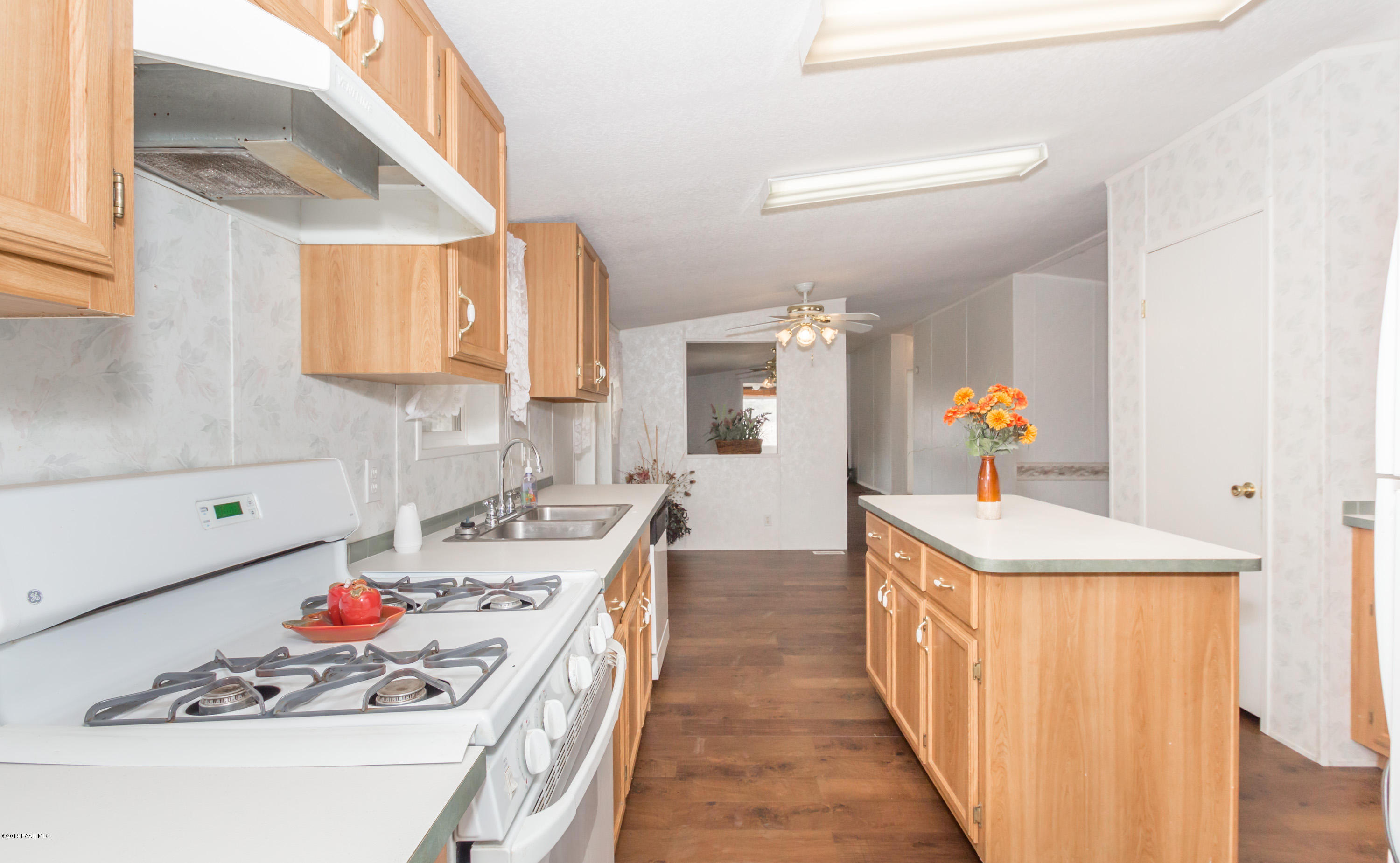 11600 South Hackberry Road Mayer, AZ 86333 - Photo 6 of 21 Kitchen