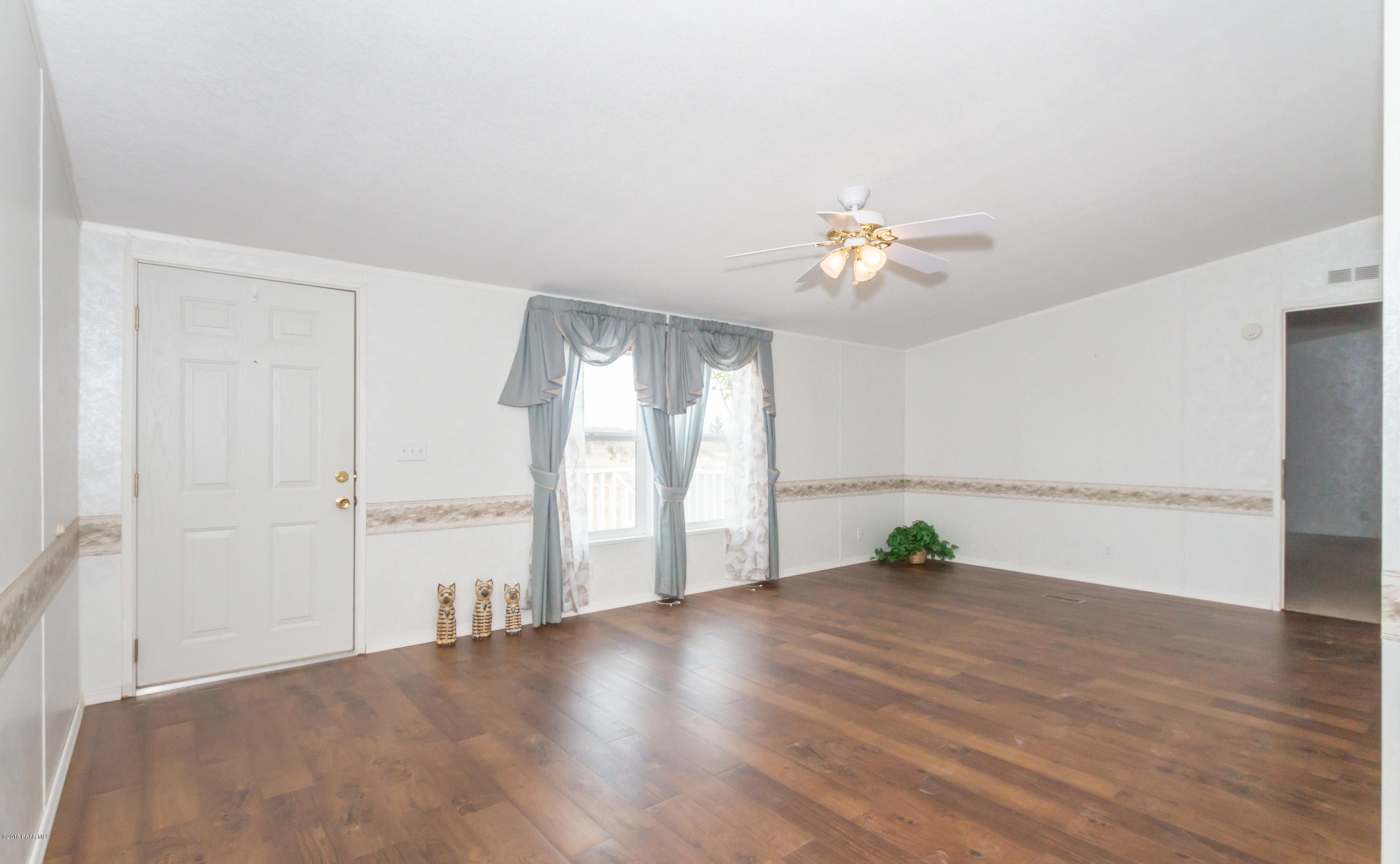 11600 South Hackberry Road Mayer, AZ 86333 - Photo 9 of 21 Living Room