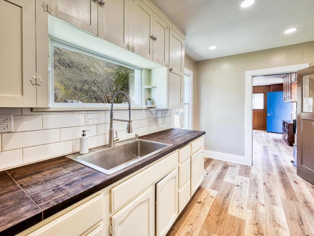 8841 Shady Pine Road Klamath Falls, OR 97601 - Photo 12 of 33 Kitchen