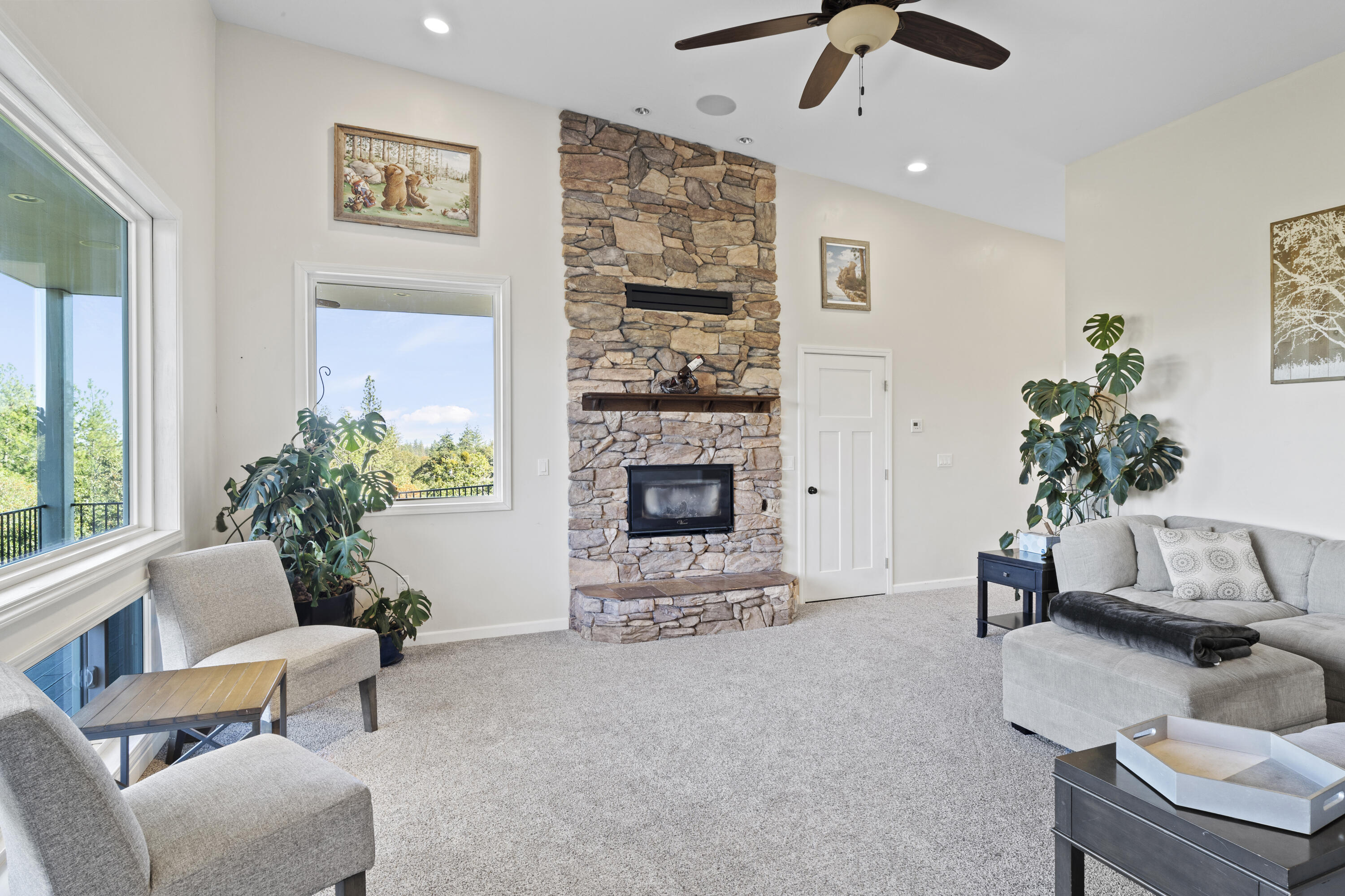 4871 Old Stage Road Central Point, OR 97502 - Photo 10 of 48 Living room