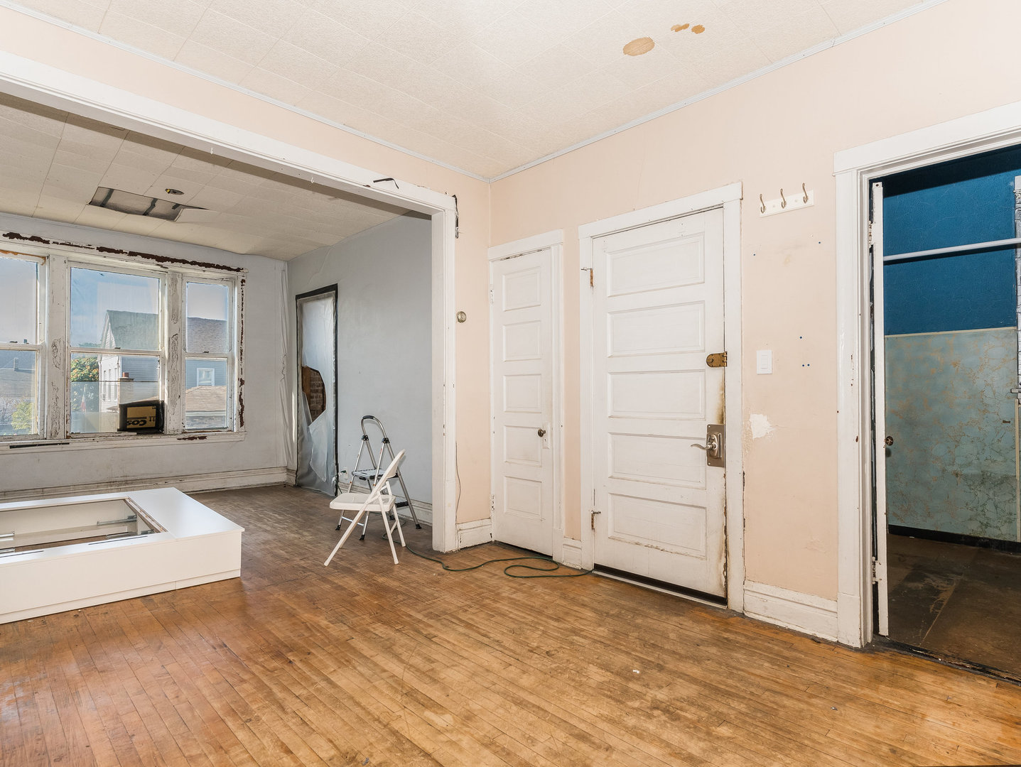 1818 West 46th Street Chicago, IL 60609 - Photo 9 of 14 a view of a livingroom with wooden floor and a bathroom
