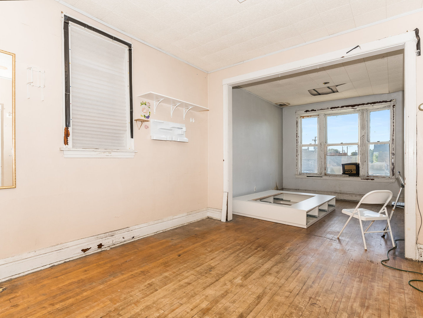 1818 West 46th Street Chicago, IL 60609 - Photo 10 of 14 a living room with furniture and a table