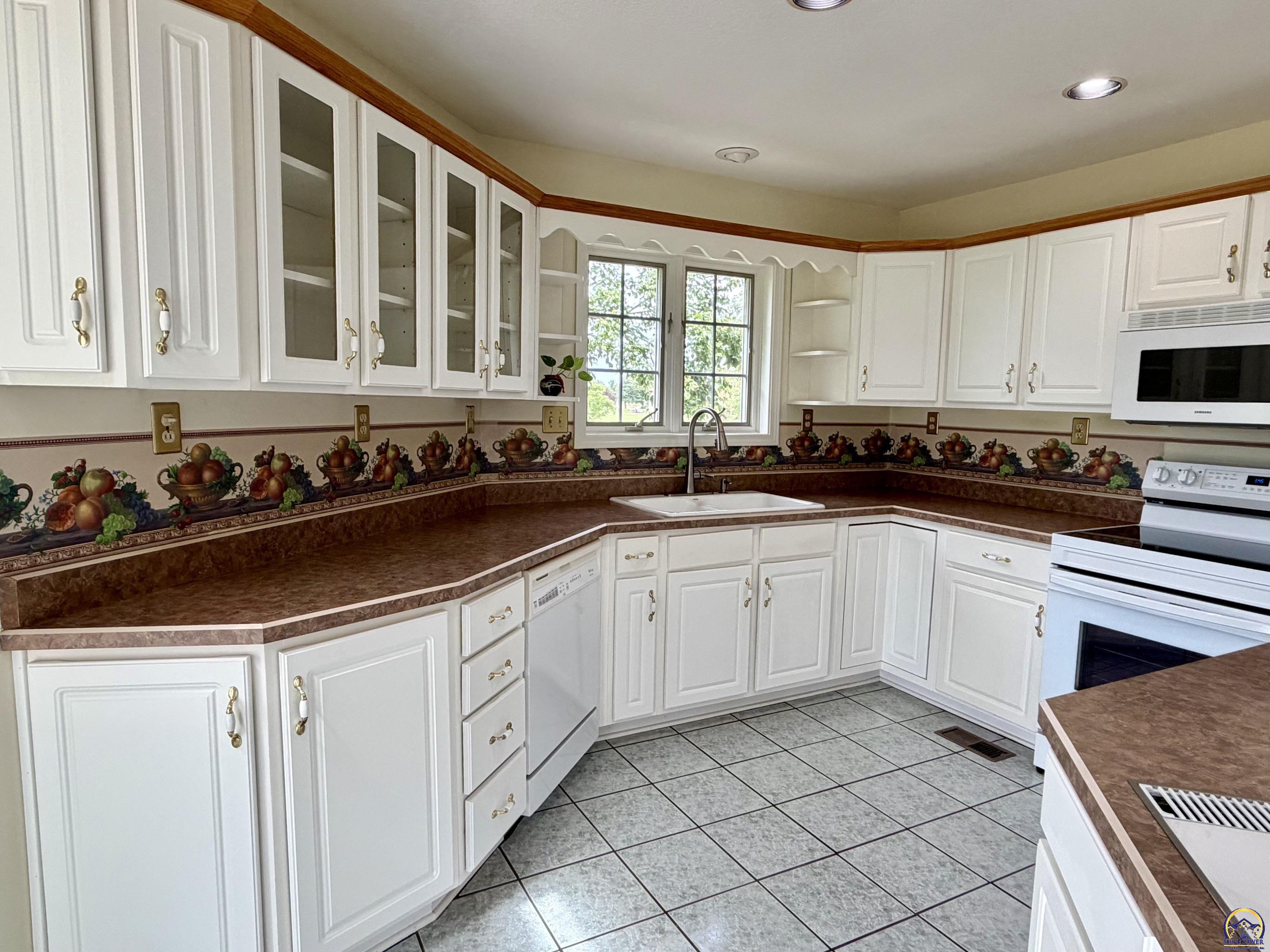 2027 Southwest West Trail Road Topeka, KS 66615 - Photo 17 of 56