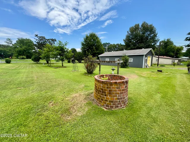 a view of a yard with a house