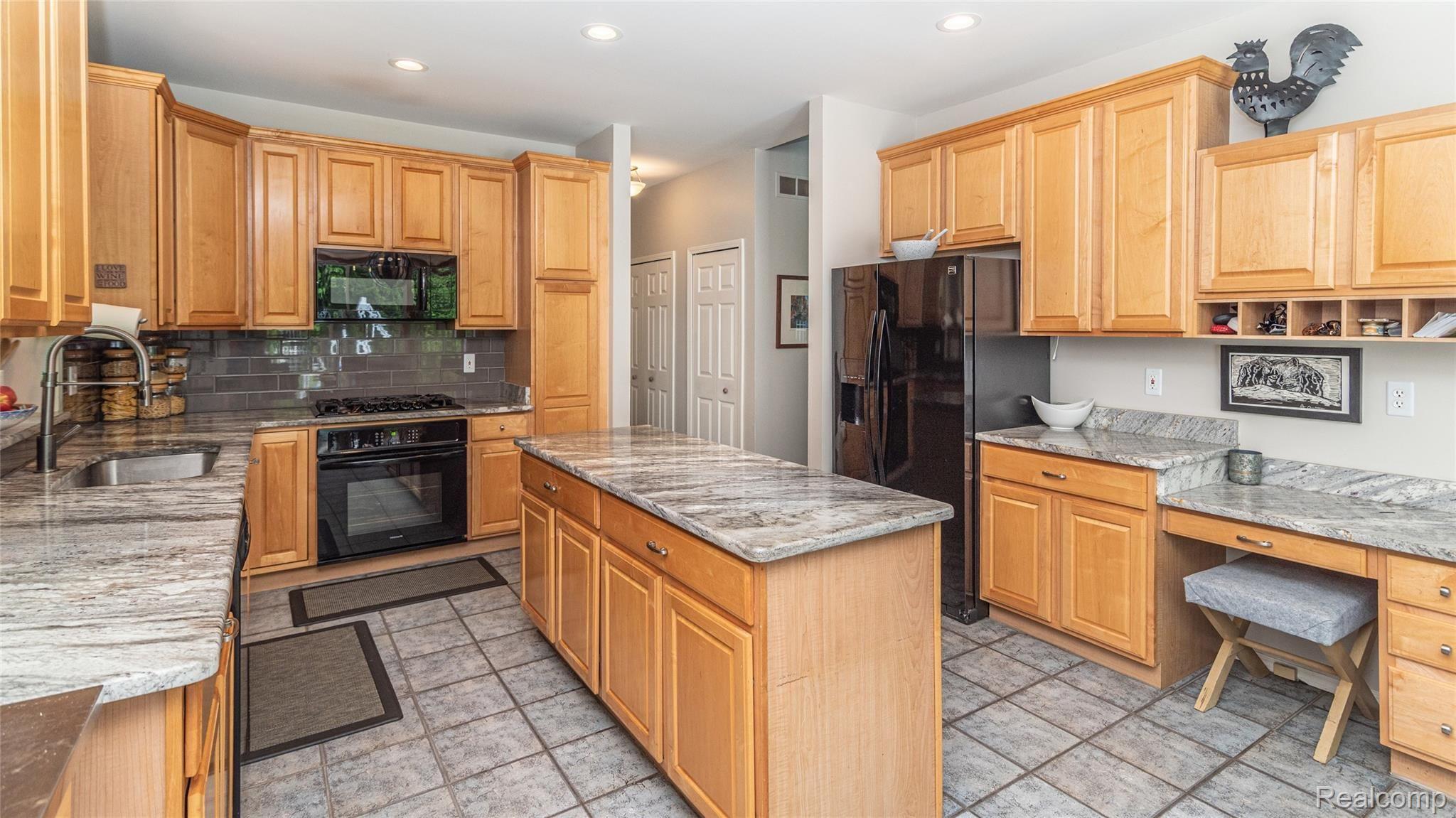 2110 Avon Lake Lane Rochester, MI 48307 - Photo 9 of 36 009_056_27.jpg