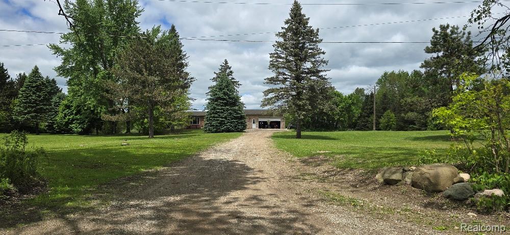 12070 Rattalee Lake Road Davisburg, MI 48350 - Photo 3 of 32