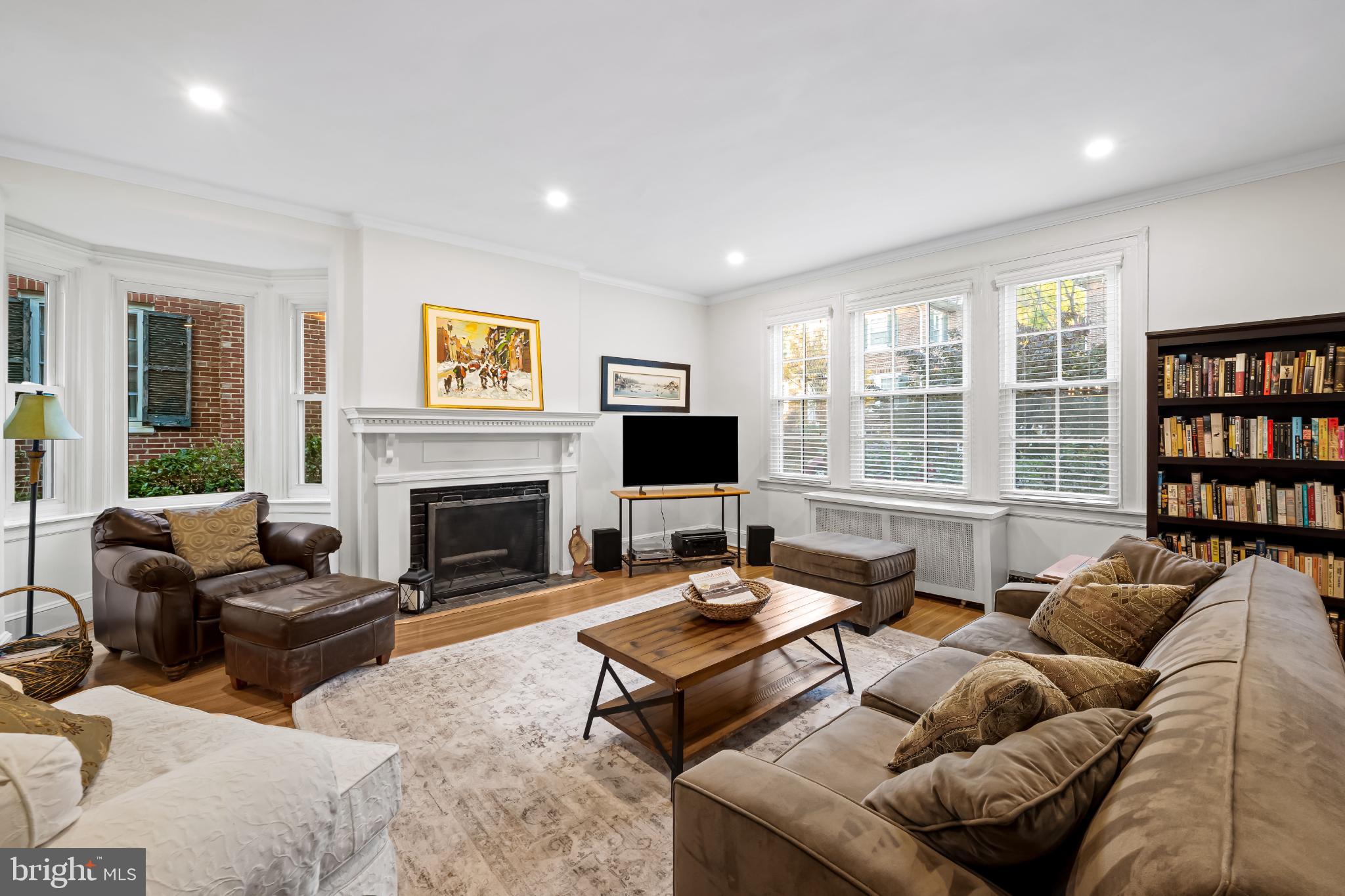 3932 Cloverhill Road Baltimore, MD 21218 - Photo 6 of 43 Warm and Inviting Living Room