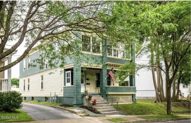 $1,800 | 2 Woodrow Court, Unit 1, Troy, NY 12180