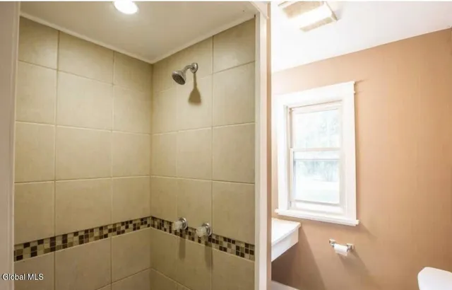 $1,800 | 2 Woodrow Court, Unit 1, Troy, NY 12180