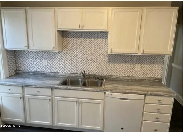 $1,800 | 2 Woodrow Court, Unit 1, Troy, NY 12180