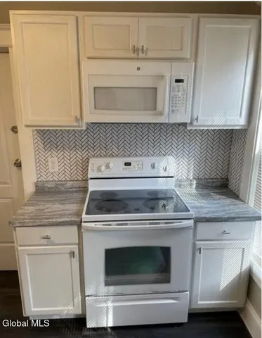 $1,800 | 2 Woodrow Court, Unit 1, Troy, NY 12180