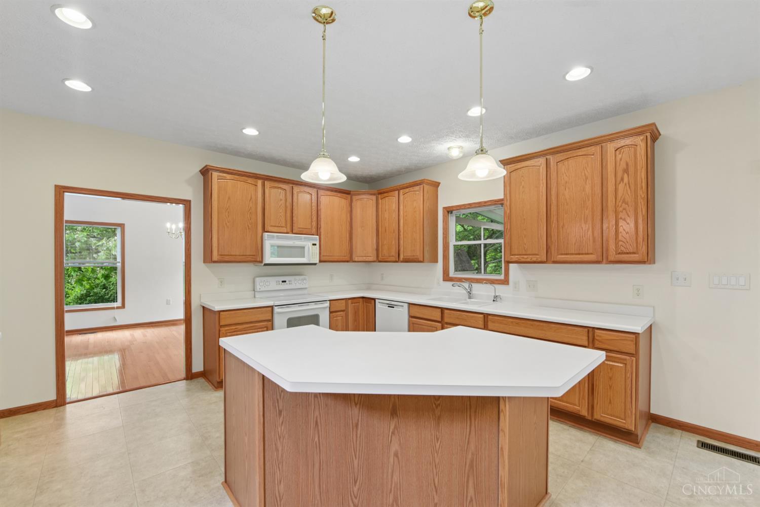 1109 Asbury Road Cincinnati, OH 45255 - Photo 19 of 69