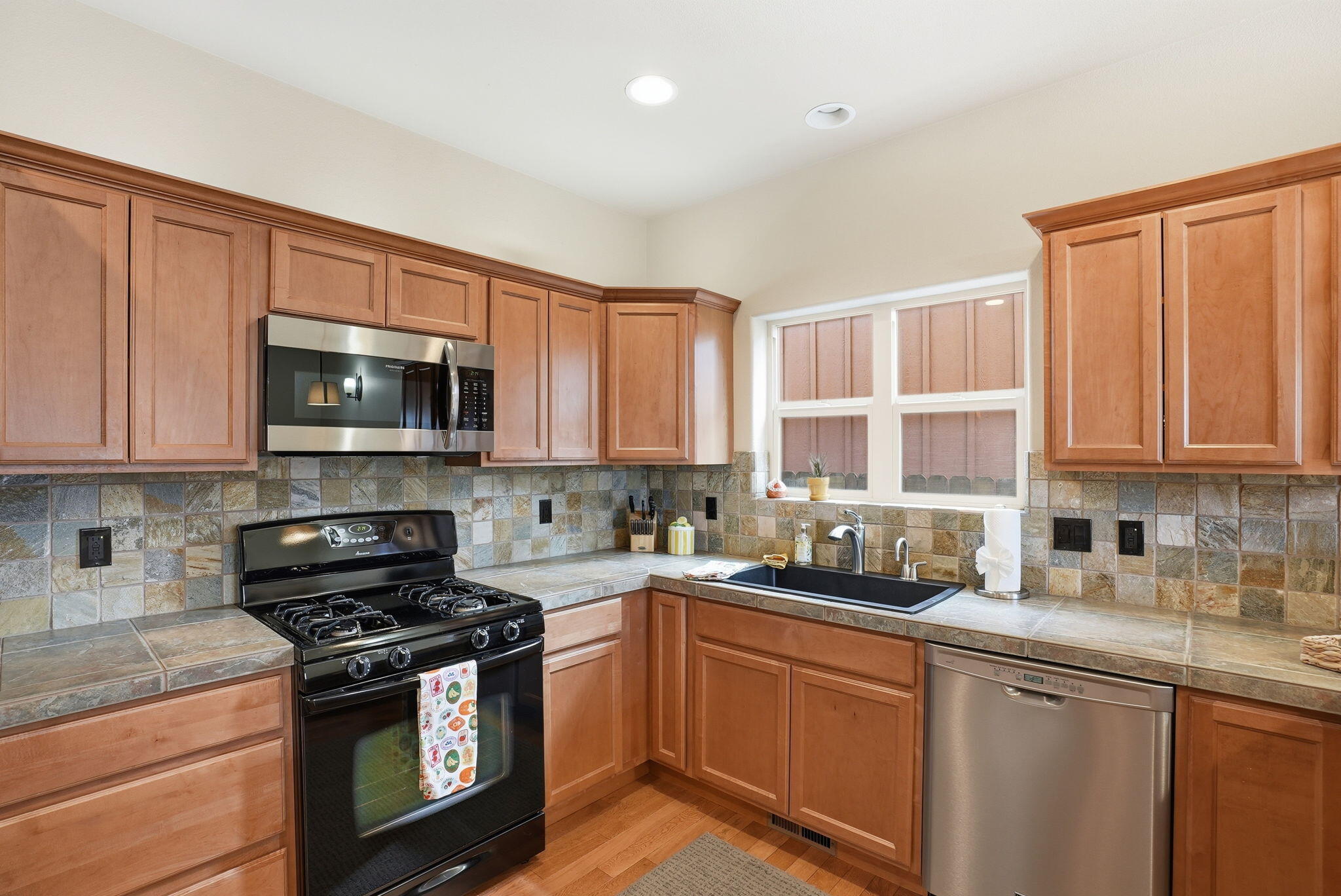 62763 Hawkview Road Bend, OR 97701 - Photo 13 of 41 13-web-or-mls-Riley_Visuals_031