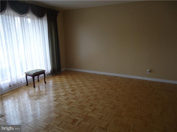 6 Great Oak Road Voorhees, NJ 08043 - Photo 4 of 24 Living Room