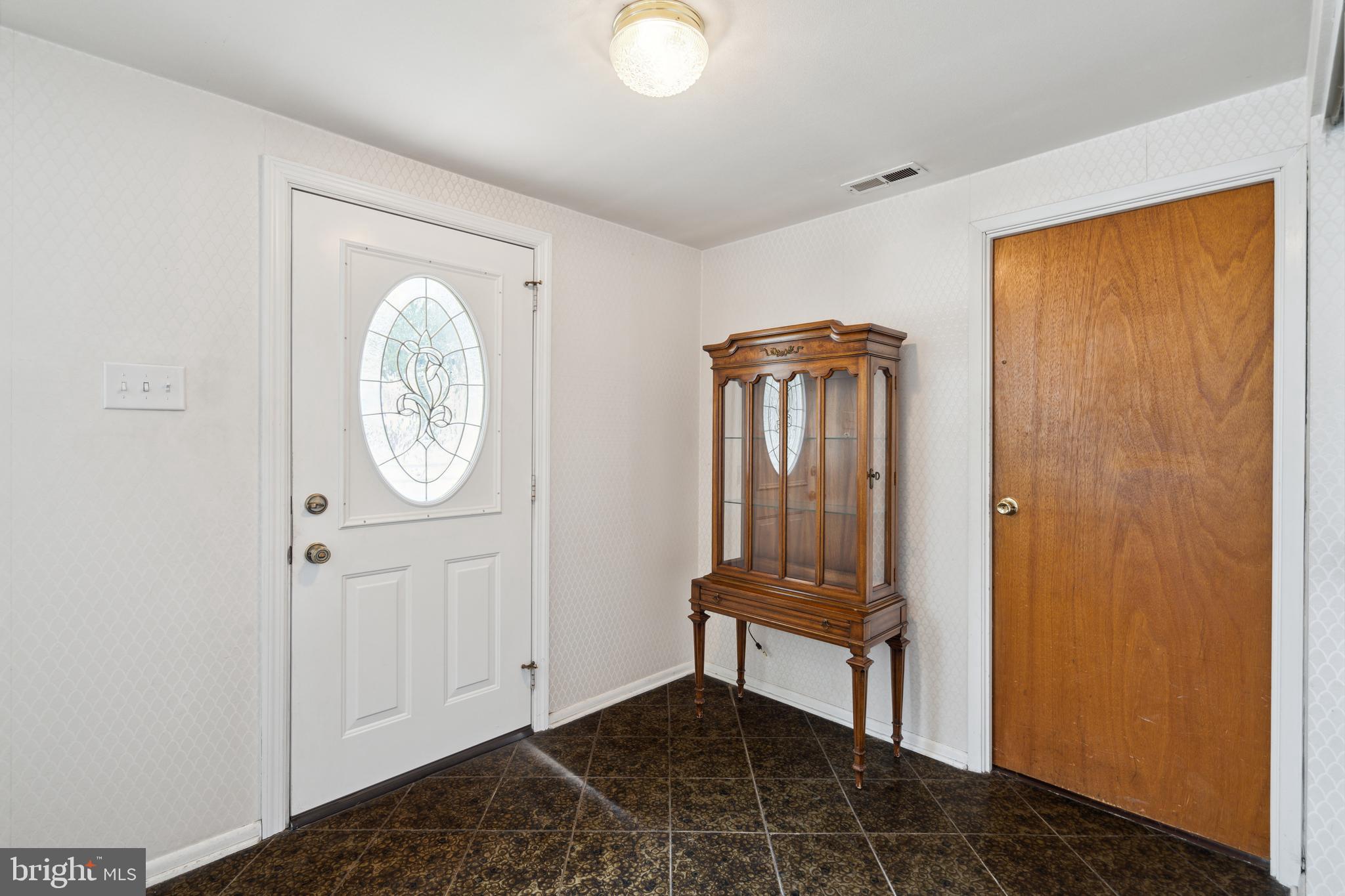 9711 Glenhope Road Philadelphia, PA 19115 - Photo 4 of 34 Gallery Image 4