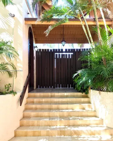 a view of entryway with a small yard