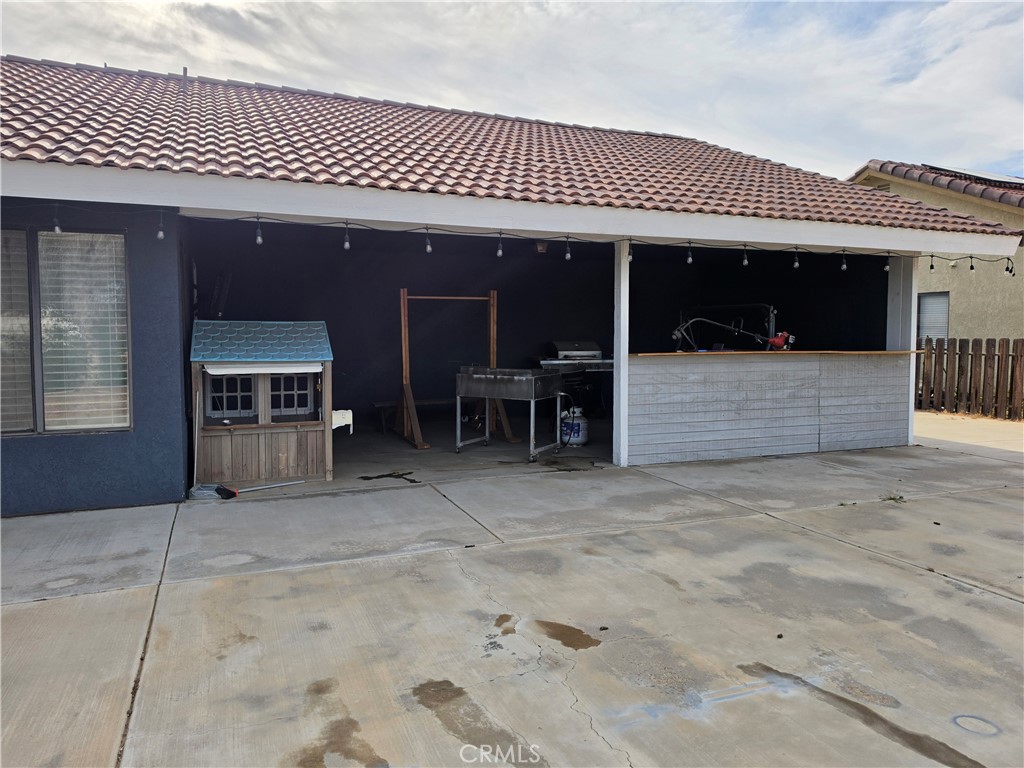 13502 Cuyamaca Road Apple Valley, CA 92308 - Photo 7 of 15 a view of a patio with table and chairs