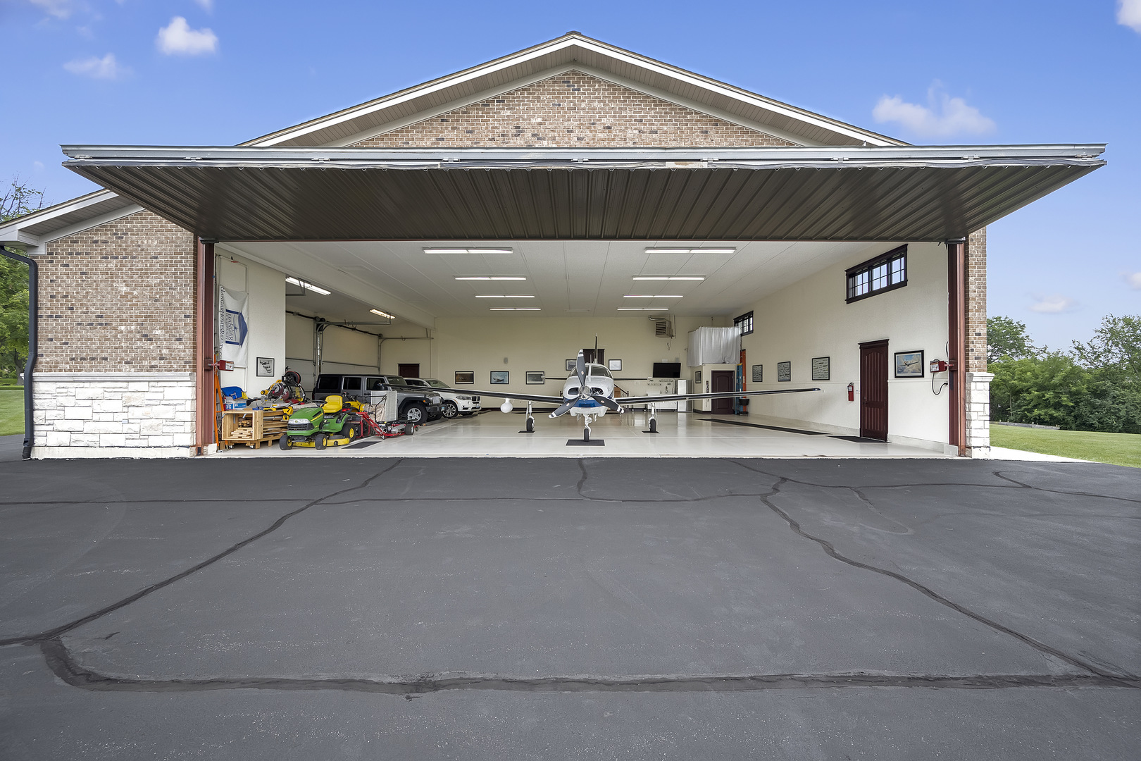 8511 Kearney Road Downers Grove, IL 60516 - Photo 62 of 71 a view of a living room and entry way