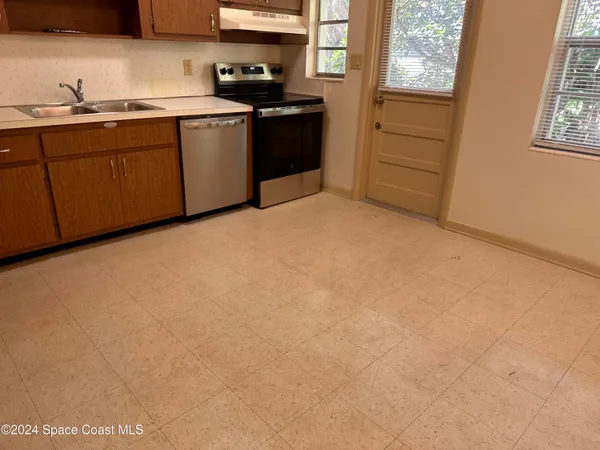 a view of empty room with floor to ceiling window