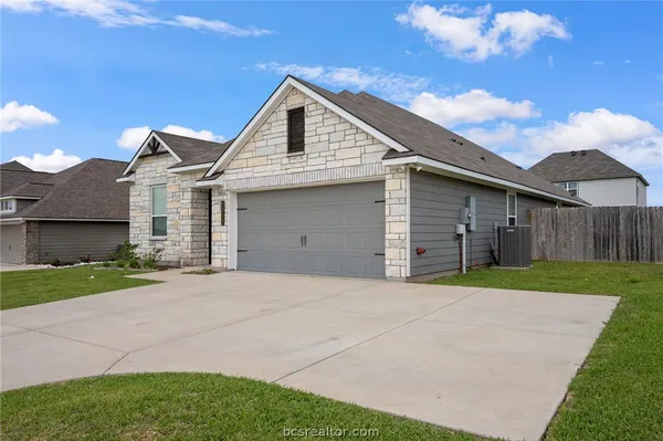 $379,900 | 2038 Viva Road, Bryan, TX 77807