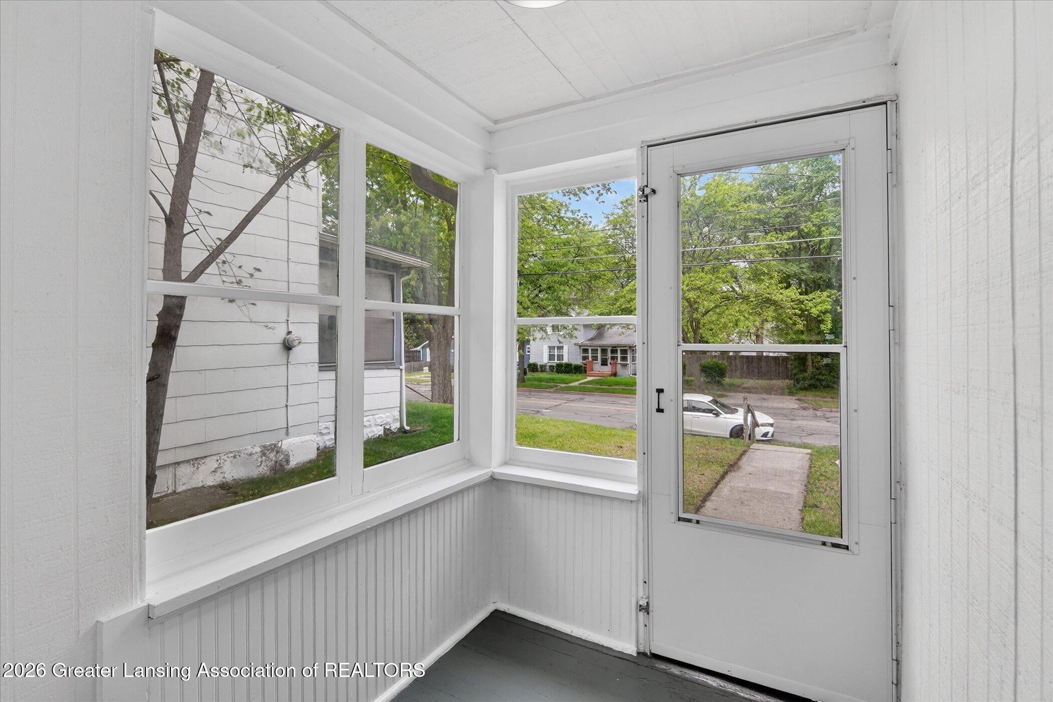 513 North Waterloo Avenue Jackson, MI 49201 - Photo 8 of 40 09-513-N-Waterloo-Ave-WindowStill