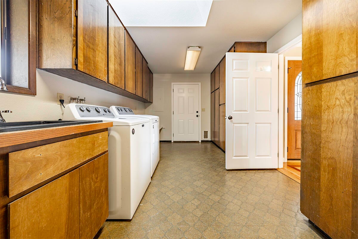 148 East Valley View Road Ashland, OR 97520 - Photo 14 of 43 14