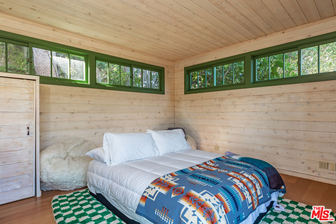 23441 Malibu Colony Road Malibu, CA 90265 - Photo 33 of 43 a bedroom with a bed and a window