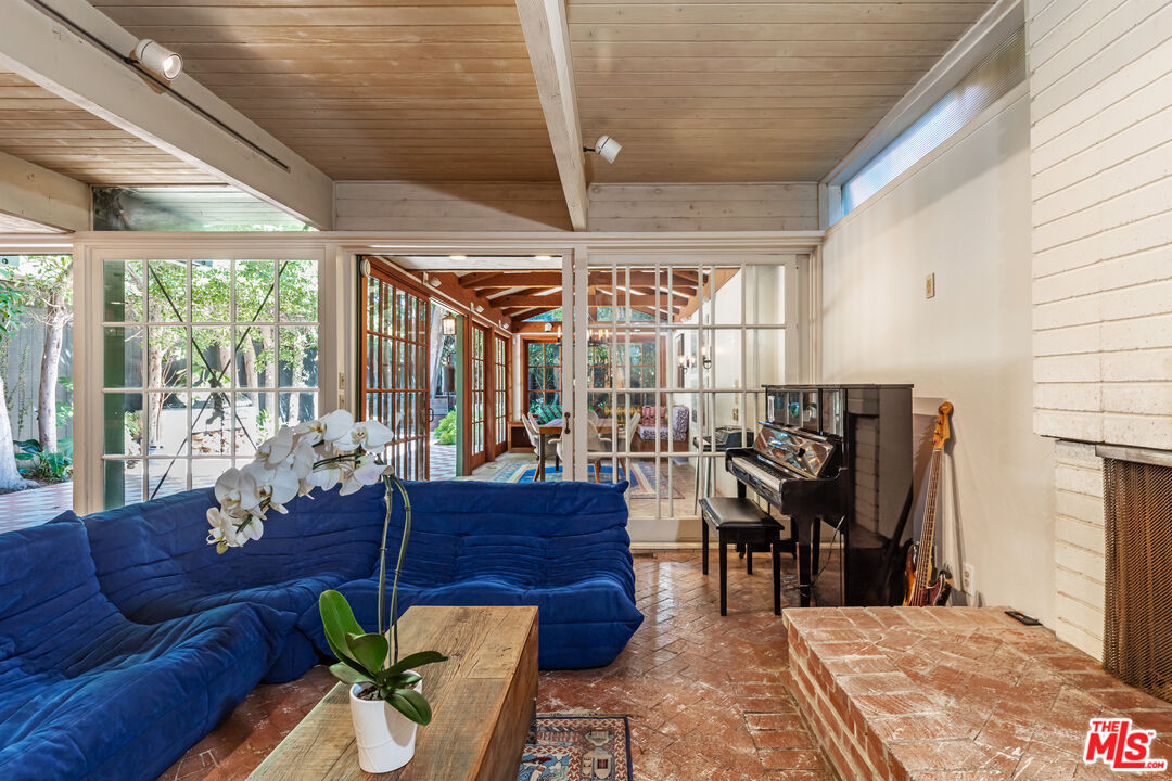 23441 Malibu Colony Road Malibu, CA 90265 - Photo 10 of 43 a living room with furniture