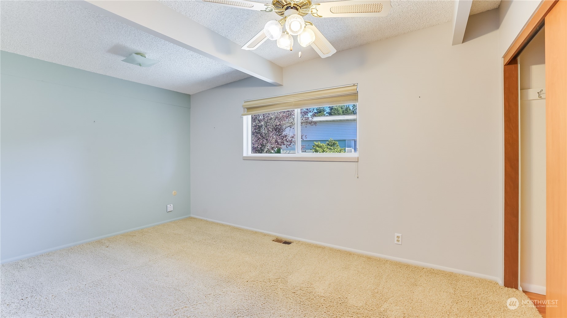 678 Sunset Boulevard Northeast Renton, WA 98056 - Photo 19 of 31 an empty room with a window