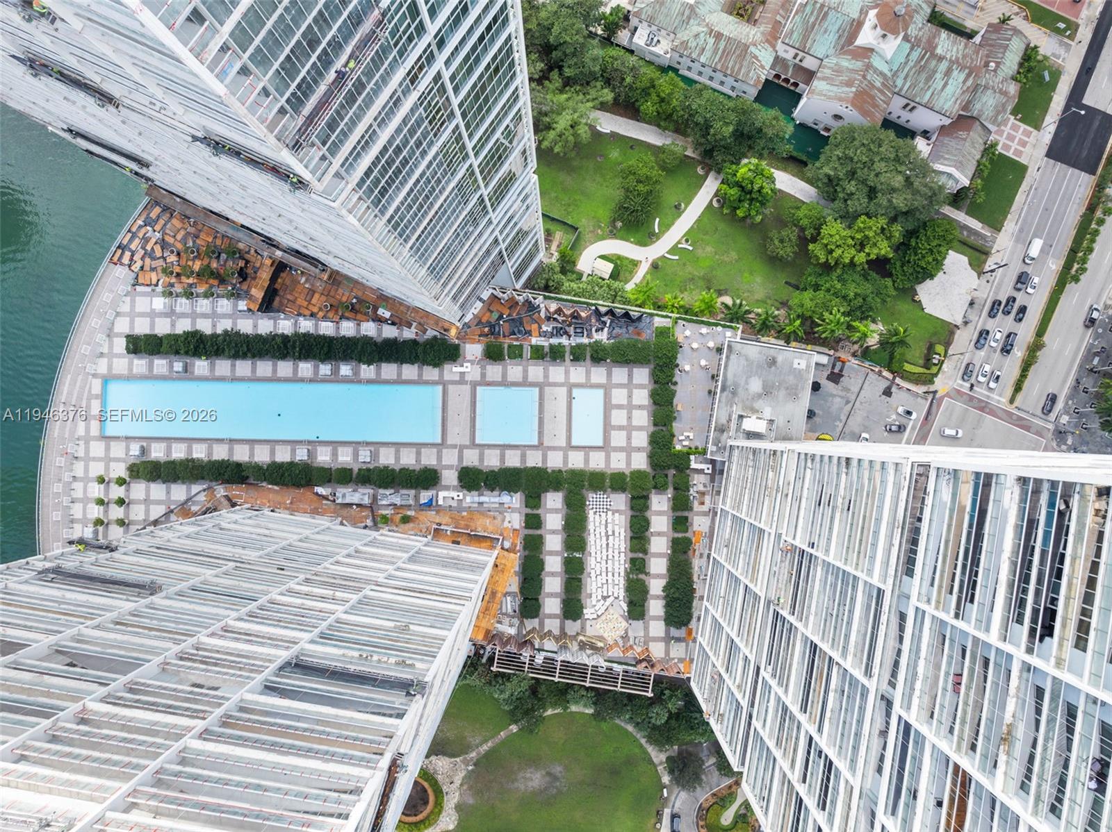485 Brickell Avenue, Unit 1804 Miami, FL 33131 - Photo 58 of 60 a balcony with table and chairs